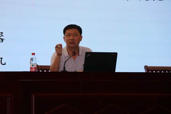 说明: C:\Users\Administrator\Desktop\beat365官方网站人民武装部开展国防教育专题讲座\讲座照片\李先德教授在讲座中.JPG